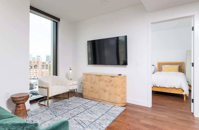 Back-Bay 2BR Condo w Roof top, Gym, Parking