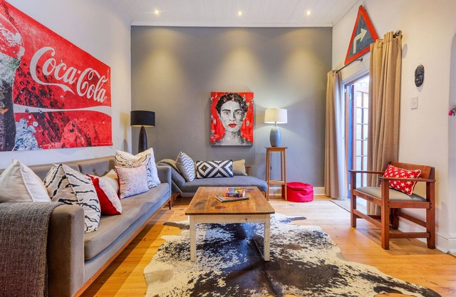 Backup-Powered Modern Art Decor Apartment in walking distance to V&A Waterfront