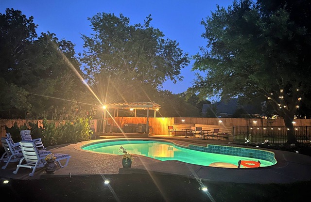 Backyard Oasis with Private Pool, SPA and Putting Green only 2 Miles from TAMU!