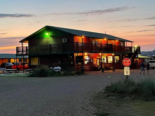 Badlands Hotel & Campground