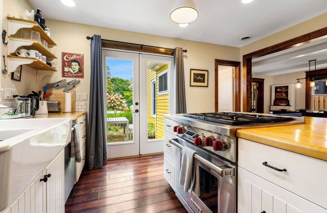 Baileys Harbor Yellow House with a view