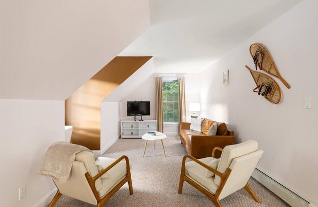 Balcony, River Access, Full Kitchen & LR in Heart of White Mtns