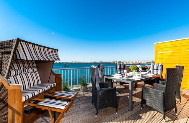 Baltic Sea vacation apartment "HafenLounge" directly on the water with wellness bath & dream view