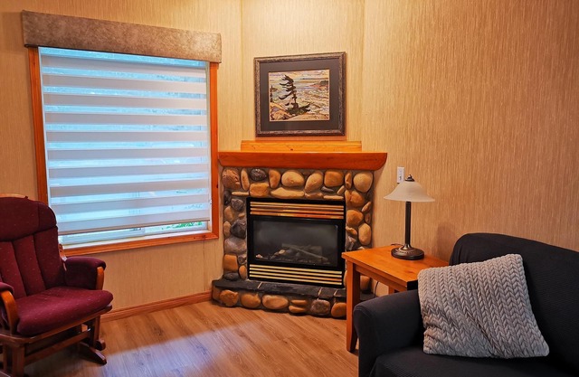 Banff Woods Lodge 2 BR 2 Bath 6 Sleep near Canmore