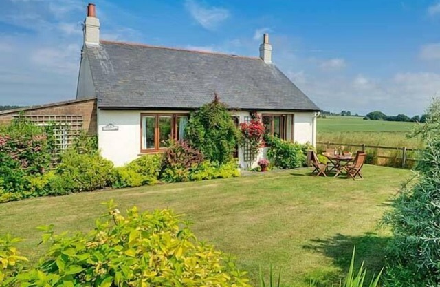 BARMOOR RIDGE, pet friendly, character holiday cottage in Lowick