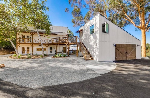 Barn-flower Farm House with views, office/artist studio, sauna, and 3 bedrooms