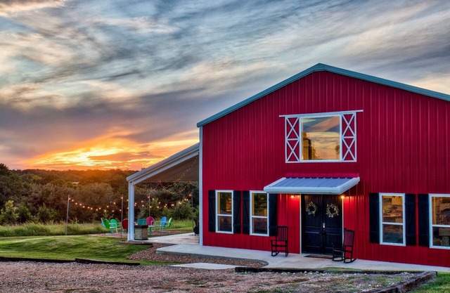 Barndo -7 acres- sleeps 28! Great for groups, custom fire pit area, pool table!