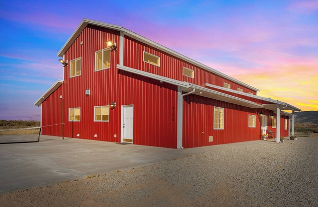 Barndominium Bliss 9 Bedroom, 10.5 Bath, Sleeps 30+, Pickleball, Kayaks, Fun!