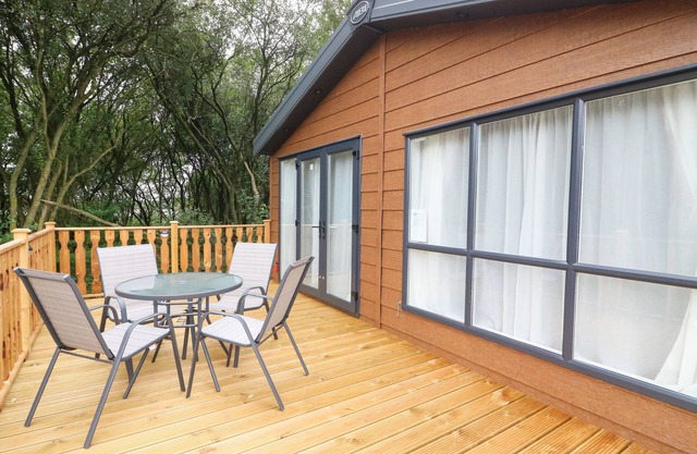 BARNEY'S RETREAT, pet friendly, luxury holiday cottage in Carnforth