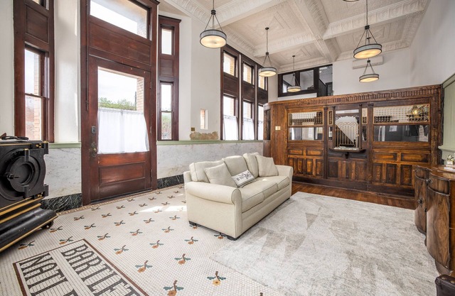 Bartlett Bank - Unique Stay - As Seen in Movies!