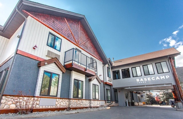 Basecamp Lodge I King Suite Room