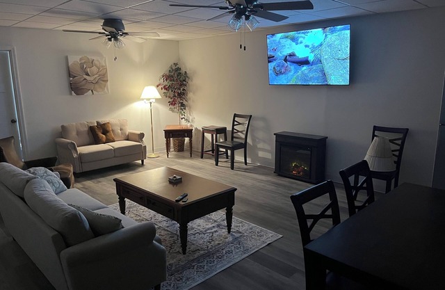 Basement Apt 2 bedrooms 1 bathnQuiet country setting, 20 minutes to nLouisville