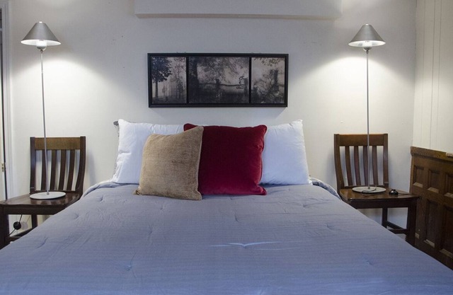 Basement suite in great neighborhood near public transit and charming shops