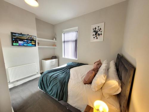 Basford House- Cosy 3 Bed, 2 bathroom Home near Hanley, Newcastle Under Lyme and A500 by Catchpole stays