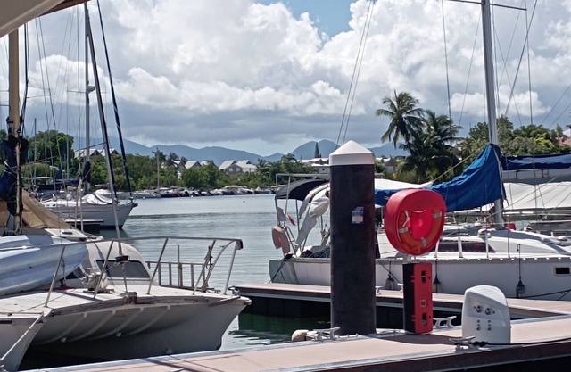 Bateau a Quai Entièrement Climatisé au Centre de L'île de la Guadeloupe