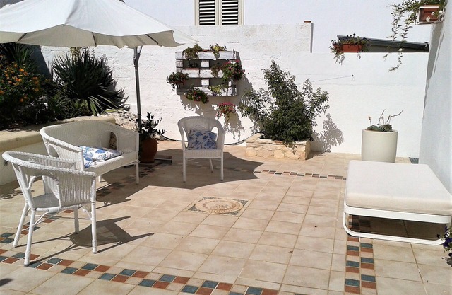 Bathroom+bedroom with private entrance and garden, 200m from natural pool