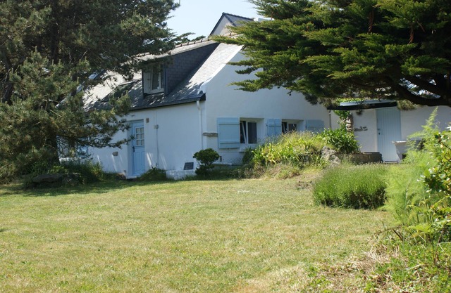 BATZ ISLAND, SABLES BLANC BEACHES 200 m away, free August 23-30