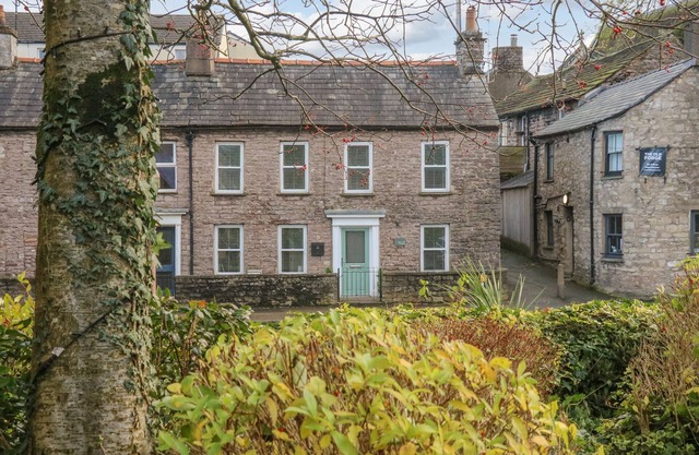 BAY LEAF COTTAGE, family friendly, with open fire in Kirkby Stephen