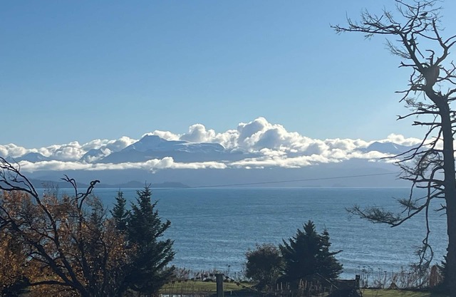 BAY VIEW SUITE, UPPER LEVEL, BEACH WALK INN nFeaturing Homer's memorable VIEW!