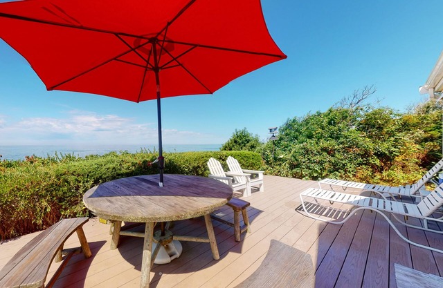 Bayfront cottage w/bluffside deck & outdoor shower - steps to private beach