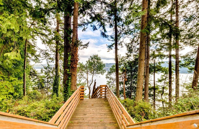 Bayfront Dog-Friendly Cottage with Porch, Gas Grill, WiFi & Beach Access