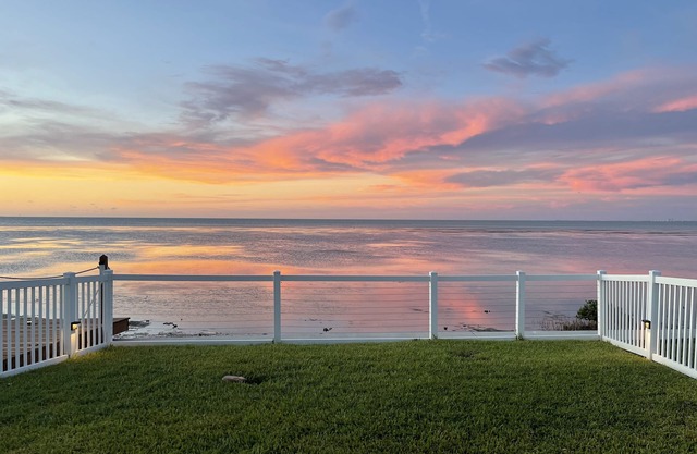 Bayfront Home ~close to beach~ Community pool~ hot tub ~ family friendly.