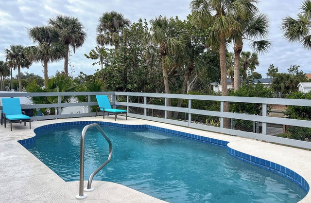 Bayfront Paradise w/Heated Pool & Balcony!