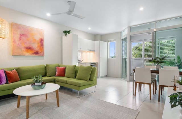 Bayside at 201 Lake Street- Stylish City Apartment with Pool & Balcony Near Esplanade