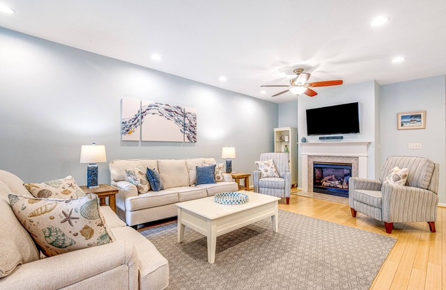 Bayside Resort townhouse with golf on-site, pool access, fireplace, & central AC