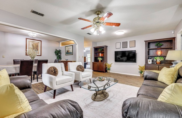 BBQ Ready: Hawthorne Home w/Screened-In Patio