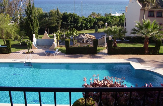 BEAUTIFUL APARTMENT IN TORREOCEANO WITH VIEWS TO THE SEA AND POOLS.