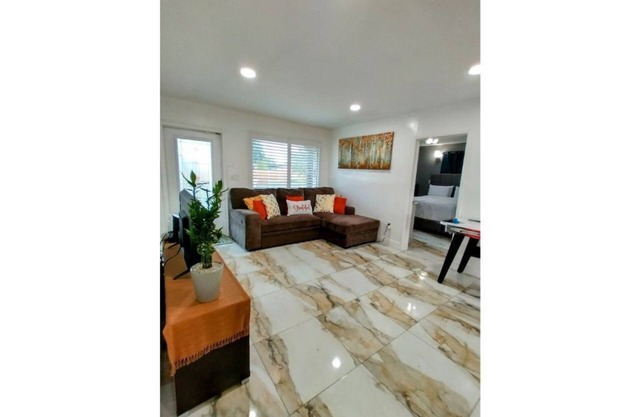 Be Our Guests! Cozy 3/2 w/Oversized Yard Awaits