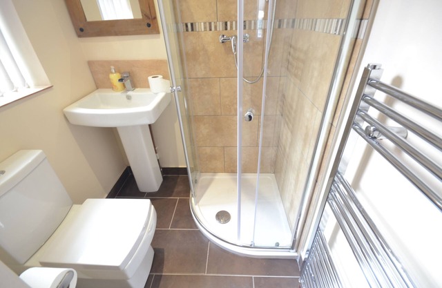beautiful modern city apartments 5 mins from local transport links