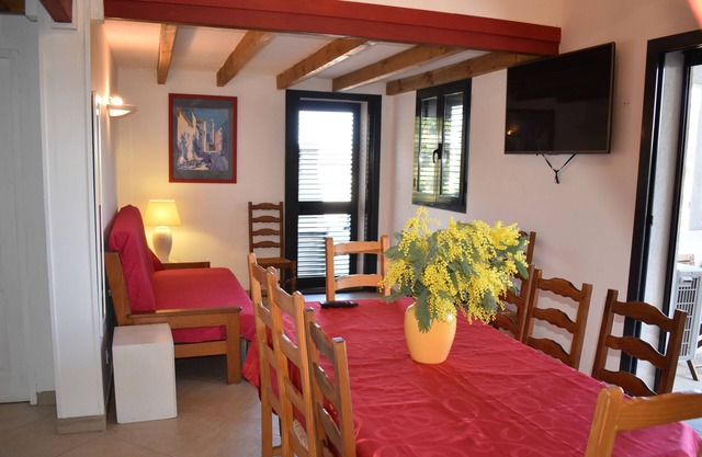 Beach<100m.Air conditioning.Swimming pool.Private parking. Opt Wifi, car, bike. No. of activities