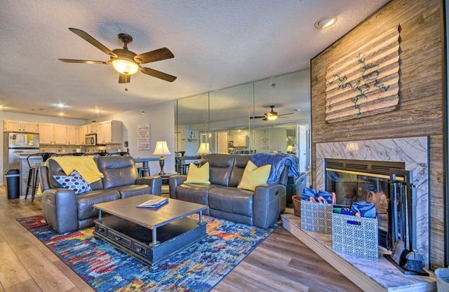 Beach Access※ Boat slip※pool access※ high speed internet ※Lakefront/Balcony