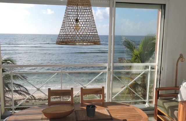 Beach apartment with 180° view of the Caribbean Sea and swimming pools