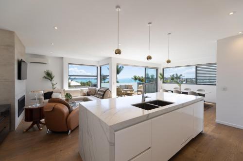 Beach bliss-Modern luxury holiday home at Kohimarama