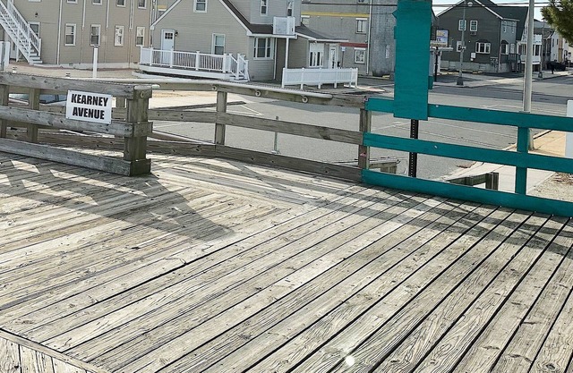 Beach Block Cottage w/2 Parking & Private Deck [1219]