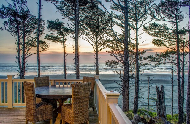 Beach Bluff: Oceanfront, Hot Tub, Dog Friendly!