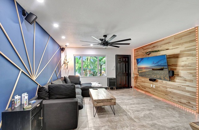 Beach Breeze near downtown, beaches and golfing!