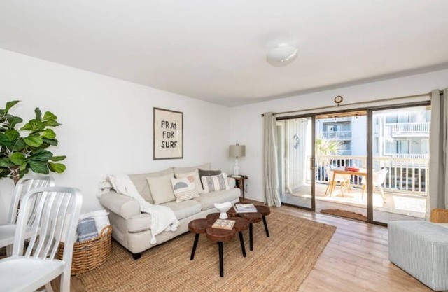 Beach Bungalow 1 block to the beach! Pool