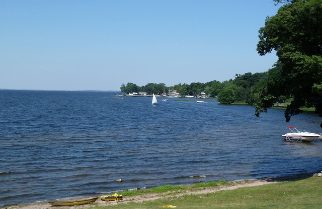 Beach, Dock, Deck, Amazing Views, Waterfront Cottage with Central air!