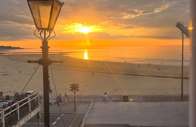 Beach, Dreamland, Restaurants Nearby- Sunny Garden