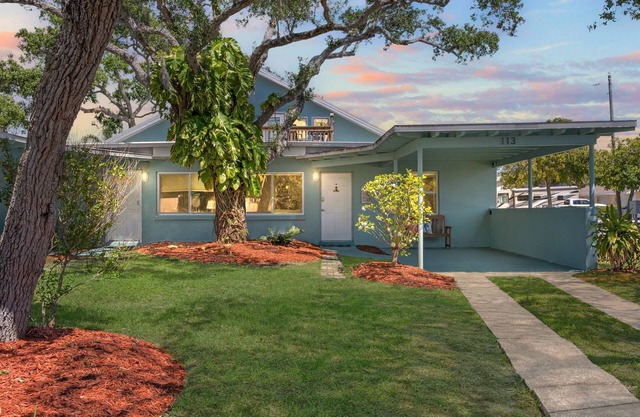 Beach Duplex-Sleeps 8 per unit, walk 2 beach!