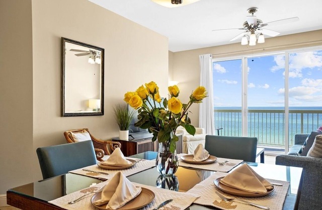 Beach Front 4th Floor, 2 BR/2BA w/Bunkroom! FREE BEACH SERVICE, Sleeps 6+WIFI