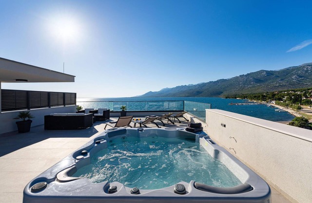 Beach front apartment in Rovanjska