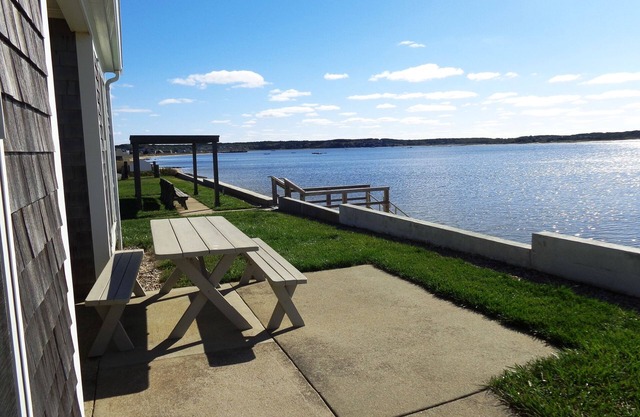 Beach front Cottage, close to downtown - Private Beach and Great Water views