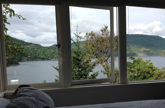 Beach Front Cottage in Maple Bay