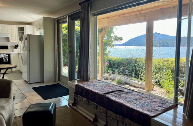 Beach front suite in Maple Bay, steps away to your own private beach patio