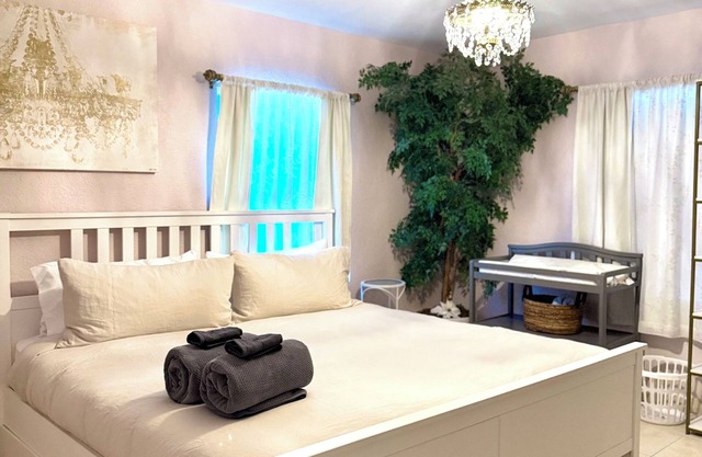 Beach-Glam Abode in Central WPB location, sparkling clean!